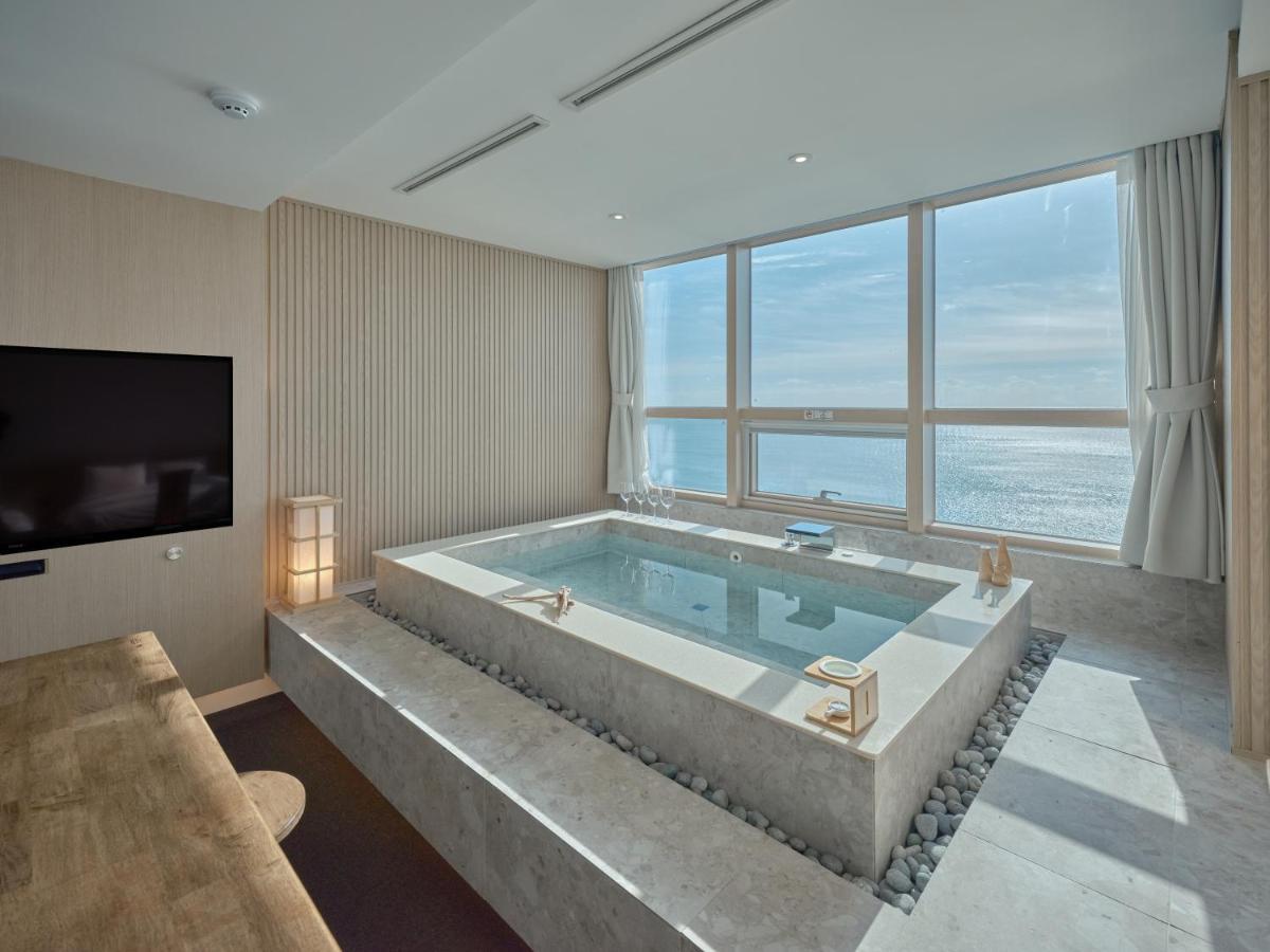 Uh Suite The Haeundae Пусан Екстер'єр фото
