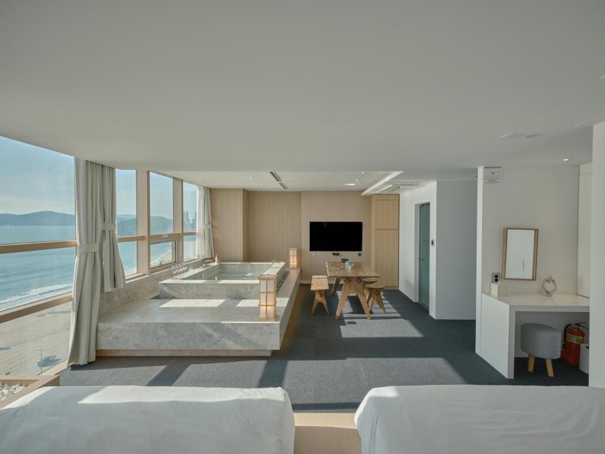 Uh Suite The Haeundae Пусан Екстер'єр фото